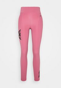 Leggings deportivos rosas hechos de una tela elástica, con una cintura alta y un estampado de logo negro en el lado izquierdo. Textura suave, forma ajustada.
