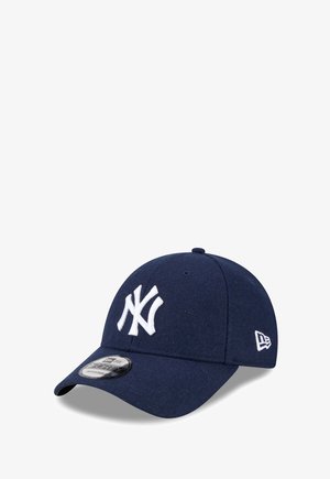 Casquette de baseball ajustable bleu marine avec logo blanc NY sur le devant et logo drapeau New Era sur le côté.