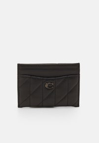 Tarjetero de cuero negro con patrón diagonal acolchado, un bolsillo frontal y logotipo en relieve. Forma compacta y rectangular.