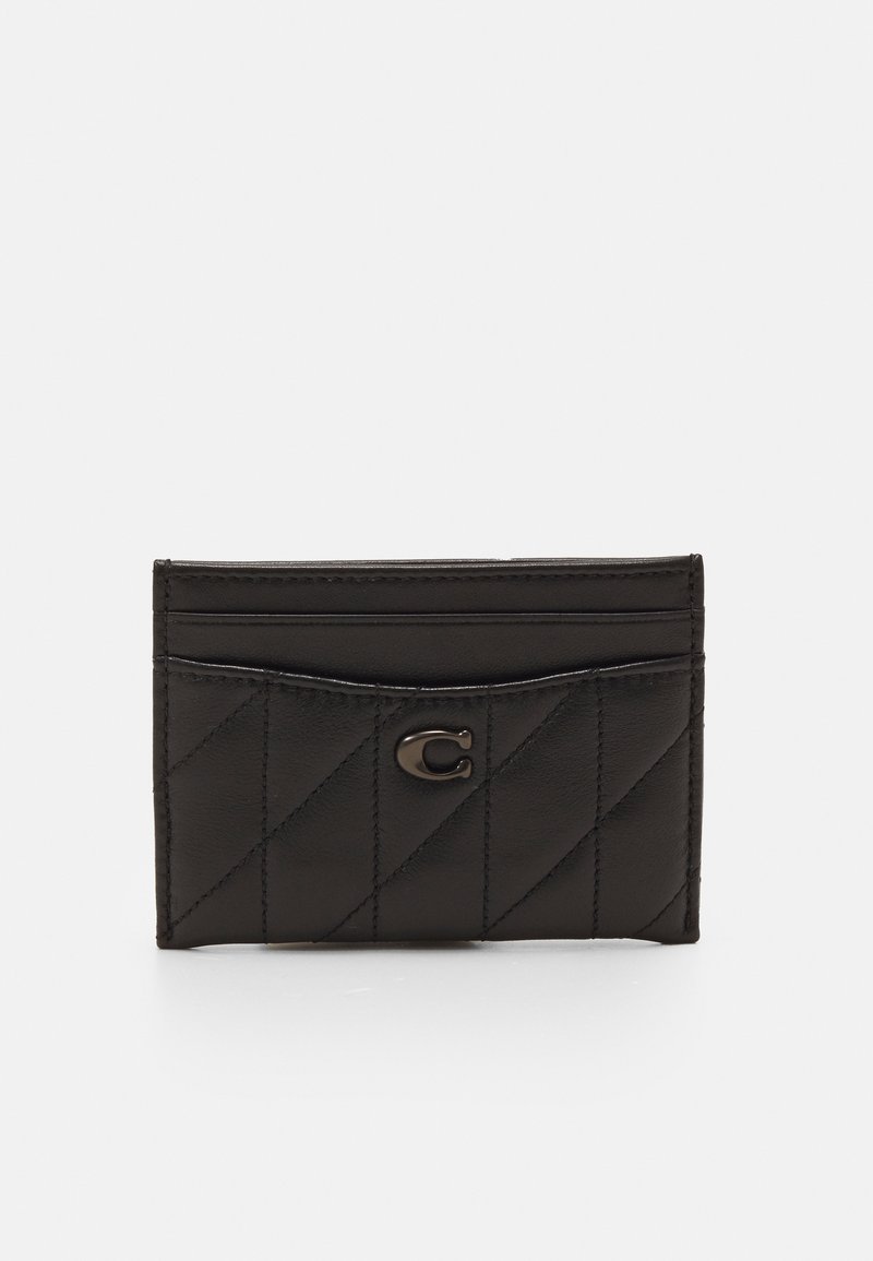 Tarjetero de cuero negro con patrón diagonal acolchado, un bolsillo frontal y logotipo en relieve. Forma compacta y rectangular.