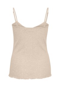 Beige top s tenkými ramínky, žebrovanou strukturou a vlnitým lemem. Vyrobeno z měkké látky, s vertikálními švy pro zvýraznění detailů.