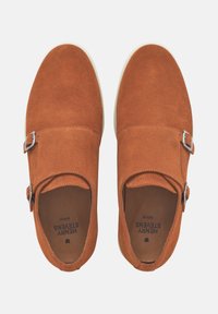 Scarpe slip-on in suede arancione con punta rotonda, dotate di dettaglio con fibbia e suola bianca a contrasto. Fodera interna liscia.