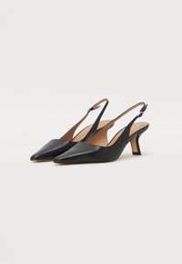 Svarte skinn slingback hæler med spiss tå og lav, chunky hæl. Glatt tekstur med et enkelt design og subtil ankelstropp.