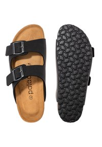 Sandalo nero con due cinturini regolabili e fibbie argentate, con soletta morbida color sabbia e suola in gomma nera testurizzata con motivo circolare.