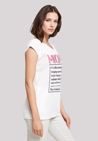 Weißes T-Shirt mit kurzen Ärmeln und einer pinken sowie schwarzen Textgrafik, die "MOM" beschreibt. Weiches Baumwollmaterial; lockere Passform.