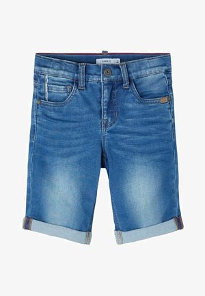 Short en denim bleu avec ourlets roulés, bouton et fermeture éclair à l'avant, passants de ceinture, et cinq poches.