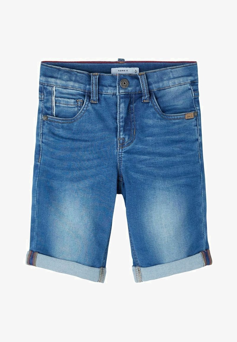Short en denim bleu avec ourlets roulés, bouton et fermeture éclair à l'avant, passants de ceinture, et cinq poches.