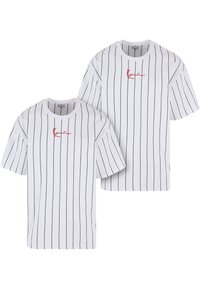 To hvide T-shirts med korte ærmer, prydet med tynde sorte vertikale striber og et rødt skriptlogo på brystet, vist overlappende på en hvid baggrund.