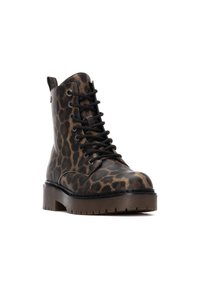 Botas de tobillo de encaje con estampado de leopardo y suela de goma gruesa, cordones negros y ojetes de metal. La textura es suave con un acabado brillante.