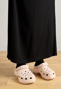 CLASSIC PLATFORM - Iešļūcenes ar papēdi - quartz