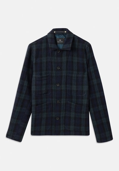 Tummanvihreä ja laivastonsininen ruudullinen nappijakku, jossa on pitkät hihat, kaulus ja neljä etutaskua.
