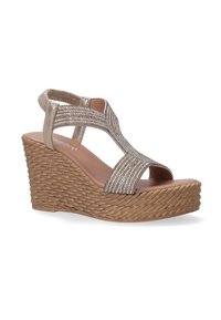 Wedge sandaal met een geweven textuur in een tan basis, metallic gouden banden en kunststof diamanten accenten op een T-vormige bovenkant. Open teen ontwerp.