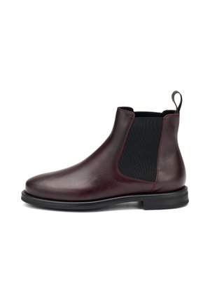 Stivaletti Chelsea in pelle bordeaux con un pannello elastico texturizzato ai lati, linguetta di presa e suola in gomma piatta. Finitura liscia e design essenziale.