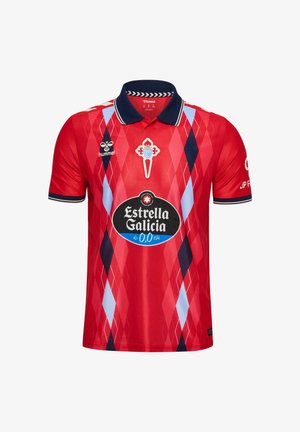 Czerwona sportowa koszulka z granatowym kołnierzem, wzorem w romby, logo Estrella Galicia i emblematem kolibra na piersi, krótkie rękawy z granatowym obszyciem.