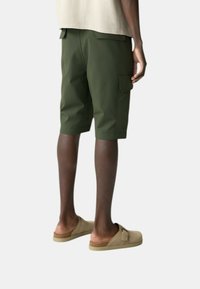 Pantaloni cargo verde con tasche laterali, realizzati in tessuto leggero. Presentano un taglio dritto, un design alla lunghezza del ginocchio e semplici dettagli di cucitura.
