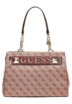 Beige en roze handtas van Guess met een kettingband, metalen logobriefjes en gestikte accenten op het voorpaneel.