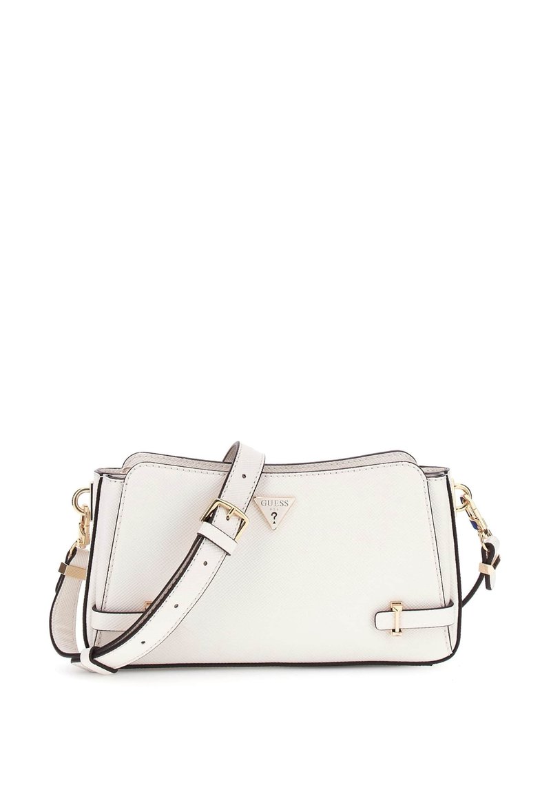 Bílá syntetická crossbody taška se zlatými detaily, černým lemem, nastavitelným popruhem a trojúhelníkovým logem na přední straně.