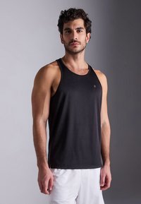 Melna bezroku T-krekls ar apaļu kakla izgriezumu, izgatavots no gludas auduma. Priekšpusē ir neliels logotips un piegulošs dizains.