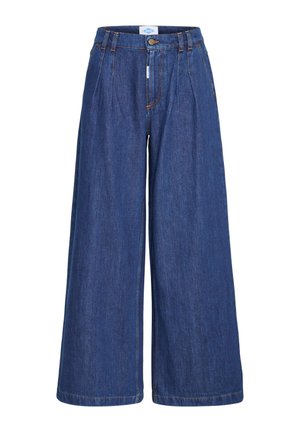 - Wide leg