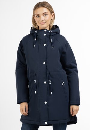 Giacca impermeabile blu navy con cappuccio, bottoni a pressione e coulisse. Caratterizzata da due tasche frontali e una finitura liscia e opaca.