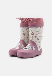Bottes de pluie en caoutchouc rose avec un design de visage de chien, présentant une partie supérieure blanche avec des empreintes de pattes et des os, et un cordon à la hauteur du haut.