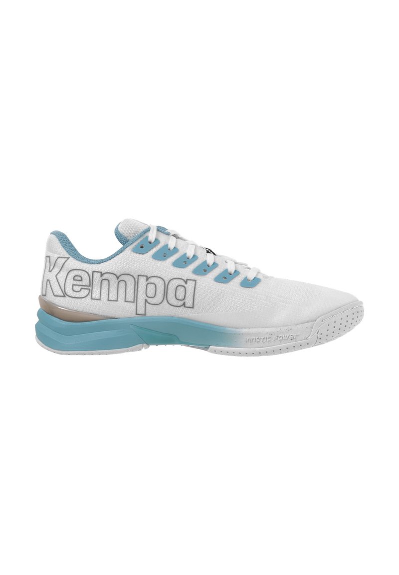 Witte sportief schoen met blauwe accenten, voorzien van een gemengde bovenkant van textuur en een groot "Kempa"-logo. Massieve rubberen zool met grip patroon.