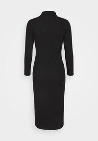 Robe noire côtelée avec un col, des manches longues et une silhouette ajustée qui descend jusqu'à mi-mollet.