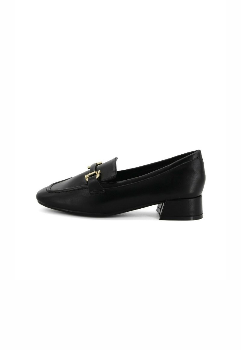 Scarpe nere in pelle con tacco basso e punta affusolata, dotate di una fibbia dorata decorativa e una texture liscia, adatte per abbigliamento formale.
