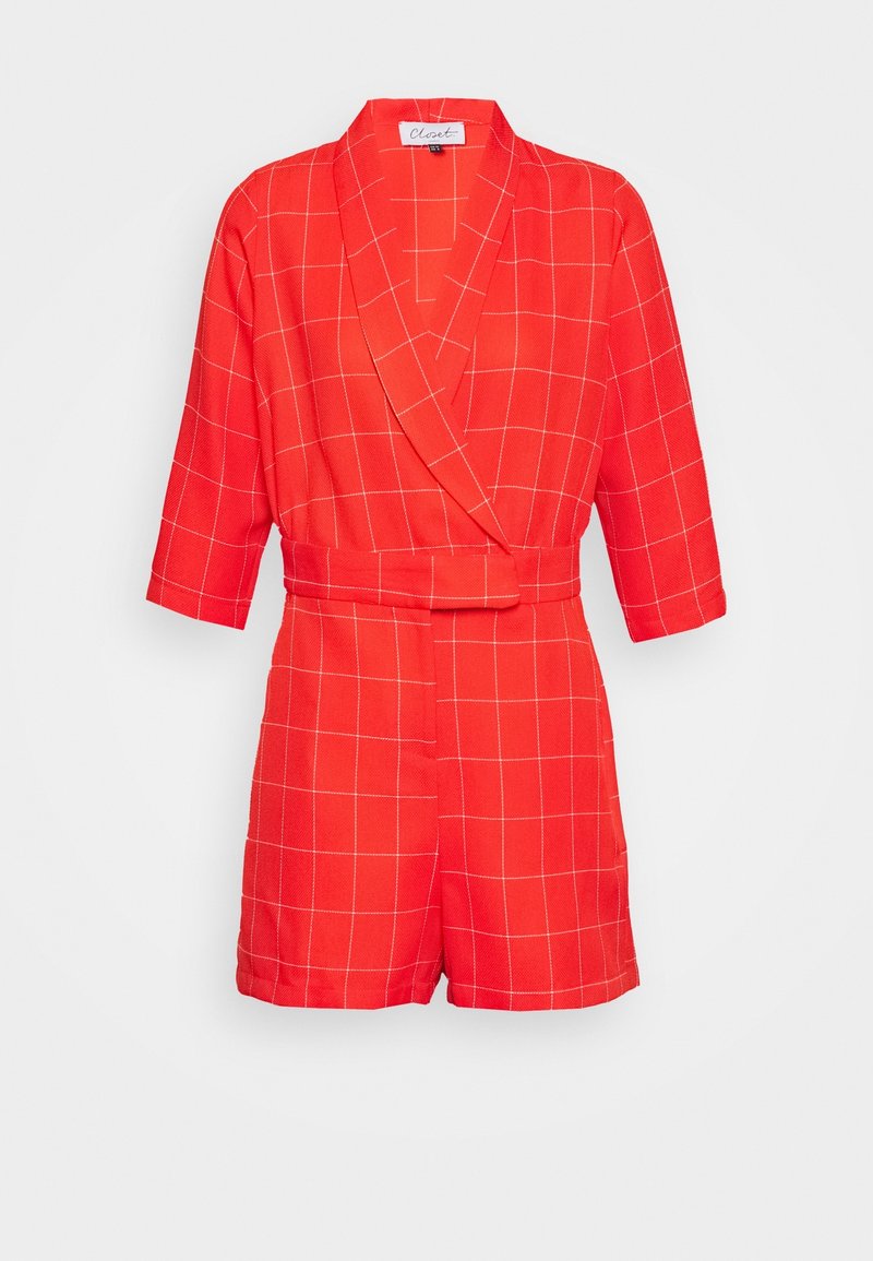 Combinaison courte rouge à carreaux avec manches trois-quarts, col à revers large et ceinture assortie à la taille.