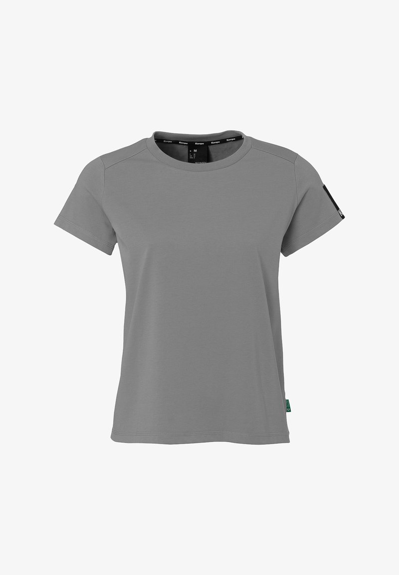 T-shirt grigia a maniche corte realizzata in tessuto morbido. Design classico con collo rotondo e dettagli di cucitura minimi, logo piccolo sulla manica sinistra.