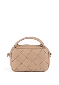 Sac en cuir beige avec un design matelassé, de forme rectangulaire, une anse supérieure et des accents en métal doré. Fermeture éclair sur le dessus.