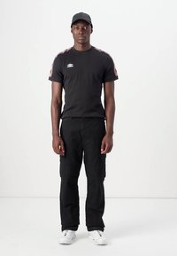 Umbro TAPED TEE - T-shirts med print - black