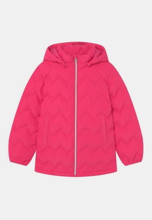 Veste matelassée rose vif avec fermeture éclair avant, capuche, manches longues et deux poches latérales, conçue pour temps froid.