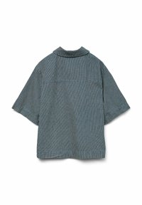 Camisa de manga corta con cuello, que presenta un patrón de rayas verticales azul y blancas y una silueta relajada.