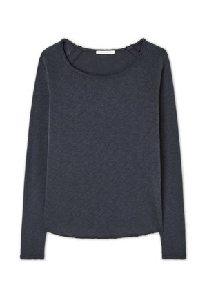 Tamno plavi dugoslavljeni gornji dio s širokim izrezom, teksturirana tkanina i ležeran kroj. Ima raglan rukave i blago zakrivljen rub.