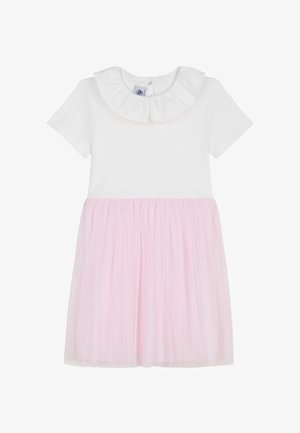 Weißes Kurzarmkleid mit Rüschenkragen und hellrosa plissiertem Rock, entworfen für ein Baby oder Kleinkind.