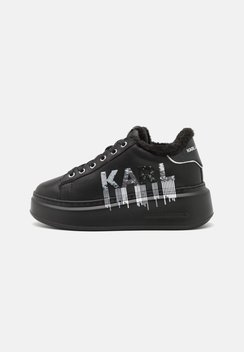 Baskets à plateforme noires avec doublure en fausse fourrure, logo "KARL" en sequins argentés et lacets noirs sur une semelle épaisse.