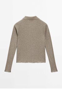 Pull en maille côtelée taupe à manches longues avec col montant et ourlet festonné, posé à plat, dos vers le haut sur fond blanc.