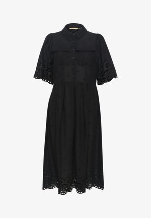 Fekete ruha gombos elülső résszel, rövid puffos ujjakkal, melyek csipkés hímzéssel díszítettek, valamint egy fodros szoknyával, amelynek szegélyén virágos kivágások találhatók.