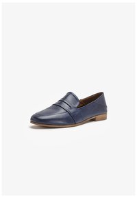 Marineblaue Lederloafer mit glattem Finish, mit einem horizontalen Riemendetail und einem niedrigen Holzabsatz. Elegantes, spitz zulaufendes Design.