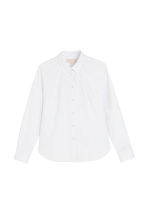 Biała koszula na guziki z długim rękawem i ostrym kołnierzykiem, rozłożona na płasko na białym tle.