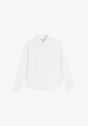 Biała koszula na guziki z długim rękawem i ostrym kołnierzykiem, rozłożona na płasko na białym tle.