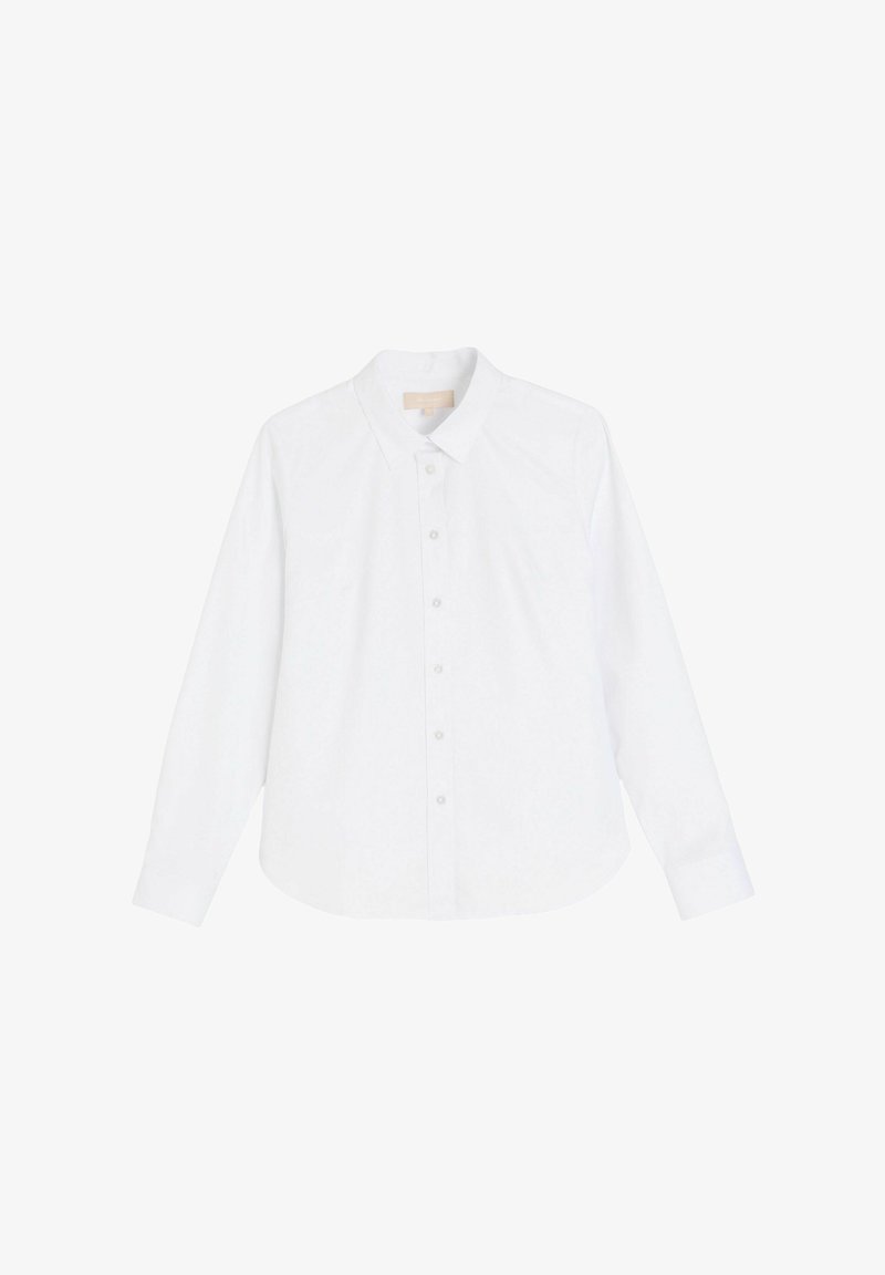 Biała koszula na guziki z długim rękawem i ostrym kołnierzykiem, rozłożona na płasko na białym tle.