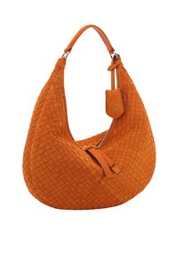 Orange geflochtene Wildleder-Hobo-Tasche mit geschwungener Form, einem einzelnen Griff, Reißverschluss und Quasten-Detail. Angebrachte Lederanhänger zur Markenkennzeichnung.
