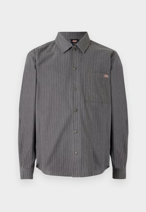 Grå skjorte med knapper, tynne hvite striper, lange ermer, en brystlomme og klassisk krage. Laget av slitesterkt stoff.
