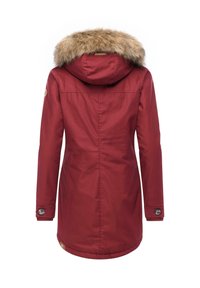 Czerwona parka z kapturem wyłożonym futrem, z prostym krojem, długimi rękawami i zapinanymi mankietami. Gładka tekstura o stylu outdoor.