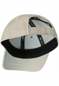 Hellbeige Baseballkappe mit schwarzem Schirm und Innenbereich. Verfügt über ein Netzgewebe, einen verstellbaren Riemen und einen kleinen roten Baseball-Sticker auf der Unterseite.