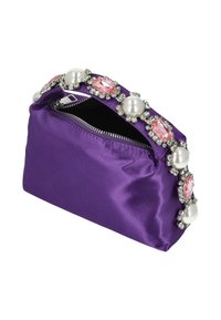 Lila szatén borítású alkalmi táska cipzáras nyílással, nagy gyöngyökből és rózsaszín drágakövekből készült díszítő pánttal. Sima textúra, strukturált forma.