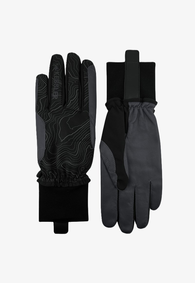 Par de guantes de exterior en negro y gris, uno mostrando la parte superior con un diseño contorneado y el nombre de la marca, y el otro mostrando la palma lisa con una muñequera elástica.