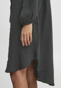 b.young BYIberlin - Abito a camicia - black